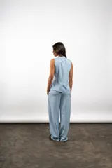 Chaleco celeste de lino con cuello en V y cierre frontal con botones.