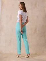 Pantalón verde esmeralda de gabardina elastizada marca Zac & Rachel, con pretina ancha con faja interna modeladora, largo de pierna con costura frontal pespunteada y trasera con bolsillos ojal simulados.
