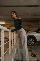 Pantalón de jean celeste con roturas en las rodillas y apliques de strass.