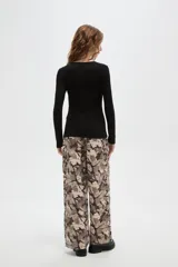 Remera manga larga de viscosa color blanco, ajustada al cuerpo y con cuello en V.