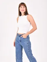 Musculosa blanca de algodón con cuello redondo y sisas amplias.