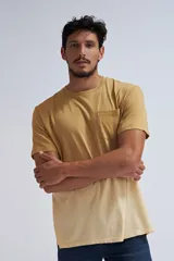 Remera color maíz con efecto tye dye en degradé hacia un tono más claro. Tiene cuello redondo y bolsillo en el pecho.