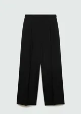 Pantalón negro de corte wide leg, tiro medio, con trabillas, bolsillos laterales y traseros. Cierre frontal con botón, gancho y cremallera oculta.