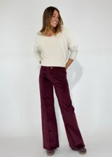 Pantalón de terciopelo color borgoña, de corte recto y tiro alto.