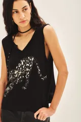 Musculosa negra de algodón con escote en V y estampado de leopardo con lentejuelas plateadas.