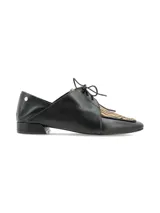 Zapato de cuero negro con cordones, punta fina y aplique de cuero con estampado animal print.