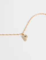 Cadena corta dorada con dije de la letra A cubierto de strass.