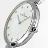 Reloj analógico Jacques Lemans de mujer, caja y malla de acero inoxidable con acabado plateado. Esfera de nácar con 12 cristales Swarovski como marcadores de hora.