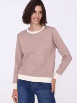 Sweater color visón con pintitas blancas, cuello redondo y puños y ruedo acanalados en color crema.