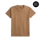 Remera color marrón claro de algodón, con cuello redondo, mangas cortas y logo bordado en el pecho.
