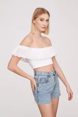 Top blanco strapless con volado de broderie con calados.
