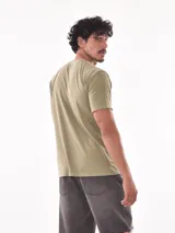 Remera lisa color lila de corte regular.