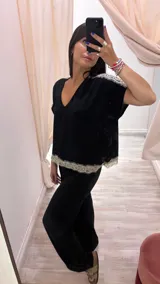 Blusa de corte amplio con detalles de encaje en los bordes, disponible en tonos neutros.
