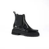 Bota de cuero vacuno color negro con suela de goma doble, de diseño con caña alta y punta cuadrada.