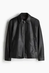 Campera negra de cuero sintético, con cuello clásico, cierre frontal con cremallera, bolsillos laterales con botón a presión, bolsillo interior y puños con botón.