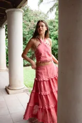 Falda larga de lino color amarillo claro con múltiples capas de volados suaves que aportan fluidez.