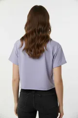 Remera negra de algodón con estampado de un plato de panqueques con arándanos.