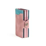 Billetera doble de cuero marrón con detalles en rosa. Cuenta con doble caja de aluminio con sistema de deslizamiento para tarjetas, clip para billetes y espacio adicional para documentos.