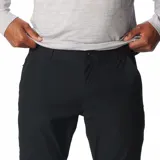 Pantalón de trekking color marrón claro, con protección solar UPF 50, repelente al agua y a las manchas. Cuenta con rodillas articuladas, puños cónicos, bolsillos con cremallera y detalles reflectantes.