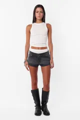 Short de jean negro de tiro medio con detalle de alegoría en bolsillos traseros. Cintura con pasacintos, cartera de cierre y botón metálico personalizado. Dos bolsillos delantero con relojero y remaches y dos bolsillos clásicos traseros. La prenda lleva proceso artesanal de lavado en toda la prenda.