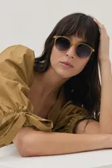 Top color camel con mangas abullonadas con lazos y escote en V.