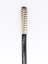 Cinto negro de cuero sintético con hebilla rectangular dorada con diseño acanalado.