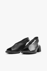 Sandalias plateadas de cuero con diseño slingback, puntera abierta y tacón cuadrado bajo color negro.