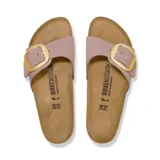 Sandalias Birkenstock modelo Madrid Big Buckle, color lila, con hebilla grande dorada.