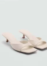Sandalias destalonadas color crema, con punta cuadrada y tacón kitten.