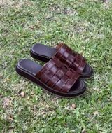 Sandalias bajas color suela, con diseño de tiras anchas entretejidas en el empeine.