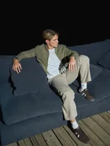 Campera bomber verde militar de Jack & Jones, con cuello de béisbol, cierre con cremallera, bolsillos frontales con cremallera y bolsillo en la manga.