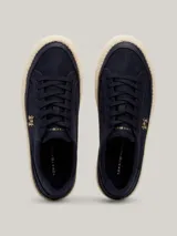 Zapatillas Tommy Hilfiger de lino orgánico color azul marino, con suela de goma color crema y logo TH bordado en dorado.