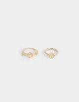 Set de dos anillos dorados con margaritas. Uno de los anillos tiene una margarita central con una perla y dos margaritas pequeñas a los lados. El otro anillo tiene una margarita central con una perla.