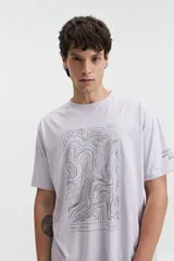 Remera lila de manga corta con cuello redondo y estampado de mapa topográfico en el frente.