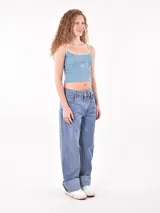 Musculosa celeste con tirantes blancos y estampado de girasol.