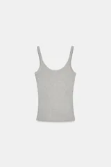 Camiseta sin mangas color amarillo pálido, de corte ajustado y cuello redondo.