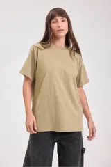 Remera color caqui de algodón, corte recto y mangas cortas.