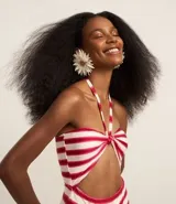 Malla enteriza de microfibra rayada en rojo y blanco, con lazo en el cuello, recortes cutout y copas desmontables.