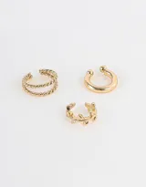 Set de tres cuffs dorados de metal con diferentes diseños: uno doble trenzado, uno liso y uno con hojas.