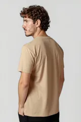 Remera celeste de algodón, manga corta y cuello redondo.
