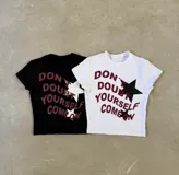 Remera corta de algodón con cuello redondo y mangas cortas. Diseño con la frase "Don't Doubt Yourself Come On" y una estrella estampada.