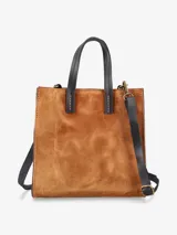 Cartera estructurada de gamuza color negro, con doble asa de mano y correa regulable y desmontable para llevar al hombro o cruzada.