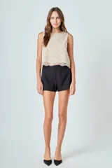 Top color nude con lentejuelas y escote redondo. Presenta un corte recto y terminación con puntilla festoneada.