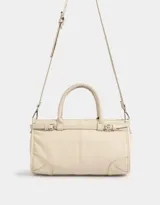 Cartera tipo bowling color crema, de cuerina, con doble asa corta de mano, tira envolvente con hebilla y correa regulable y desmontable.