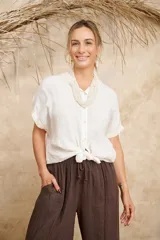 Camisa blanca de lino con terminaciones en tejido.