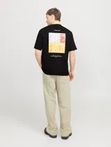 Camiseta negra de manga corta y cuello redondo con estampado en la espalda con diseño abstracto en tonos blanco, rojo y amarillo.