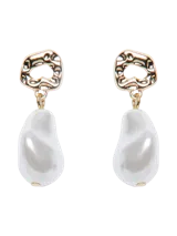 Aros colgantes con base dorada irregular y perlas colgantes de forma irregular.