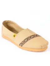 Alpargatas color beige con elástico en el empeine y detalle de guarda pampa en marrón.