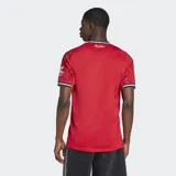 Camiseta de fútbol Adidas del Manchester United, modelo Home 25/26. Diseño rojo con detalles en negro y blanco en cuello y mangas. Incluye logo de Adidas, escudo del club y sponsor Snapdragon en el frente.