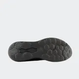 Championes New Balance 411v3, color negro, con empeine de tejido ligero sin costuras y suela Ground Contact EVA con almohadillas de goma para amortiguación y resistencia.